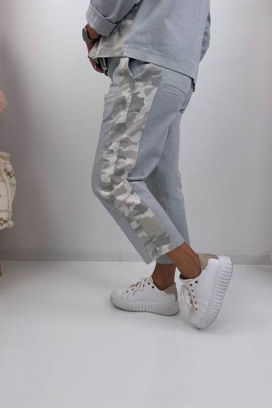 Trendige Camouflage Hose in Hellgrau (38-44)