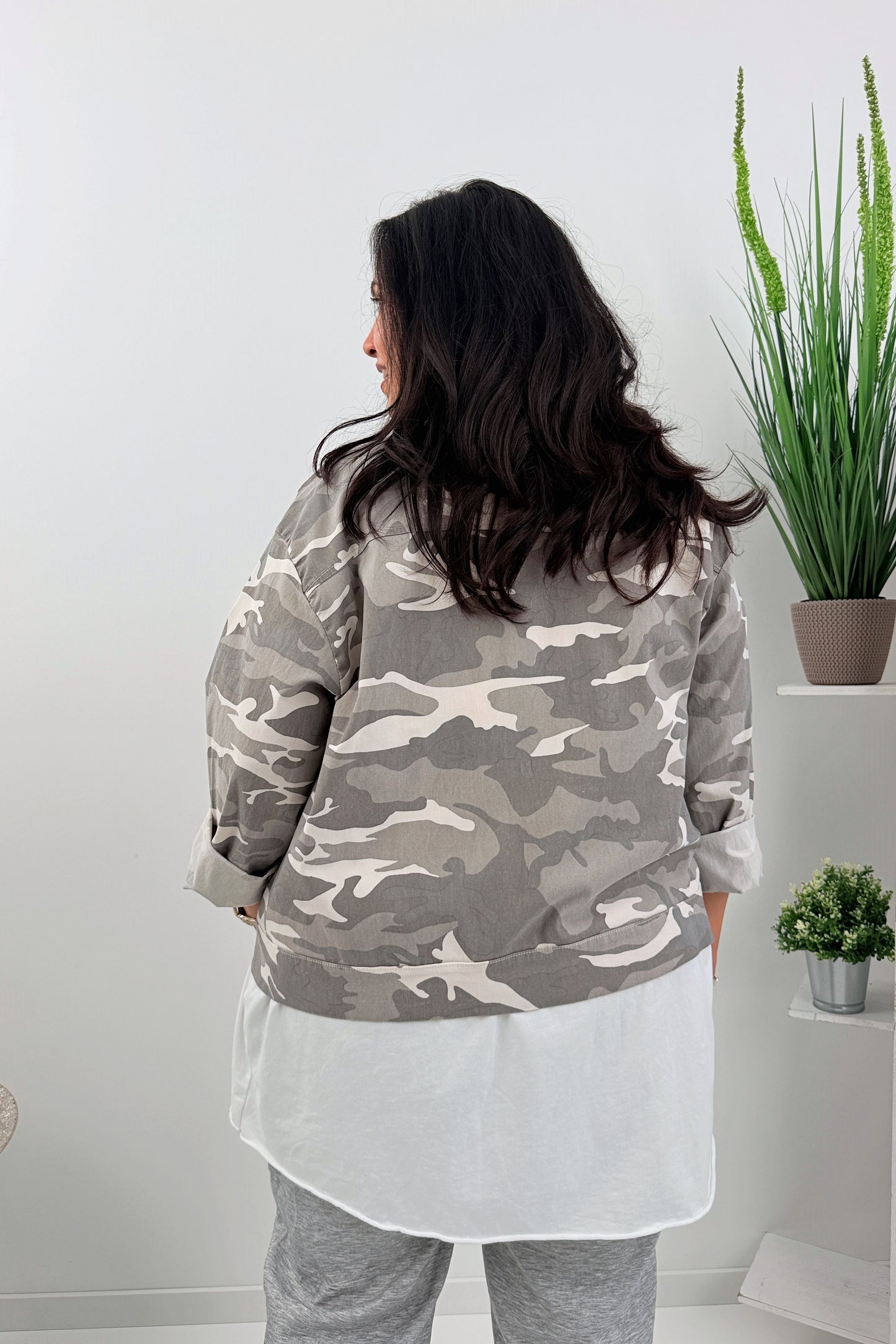 Trendige Jacke im Grau-Camouflage-Design (38-44)