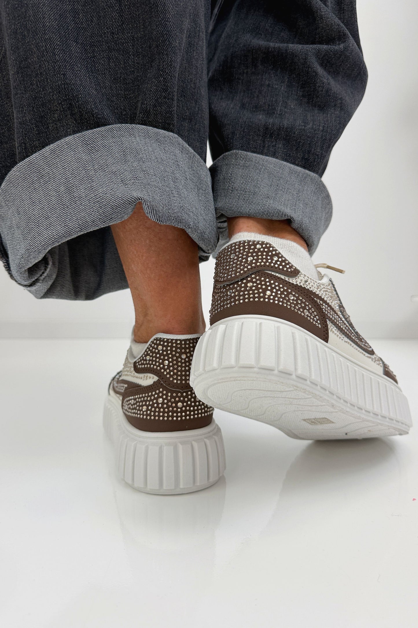 Moderne Sneaker in Weiß Braun mit funkelnden Glitzersteinen