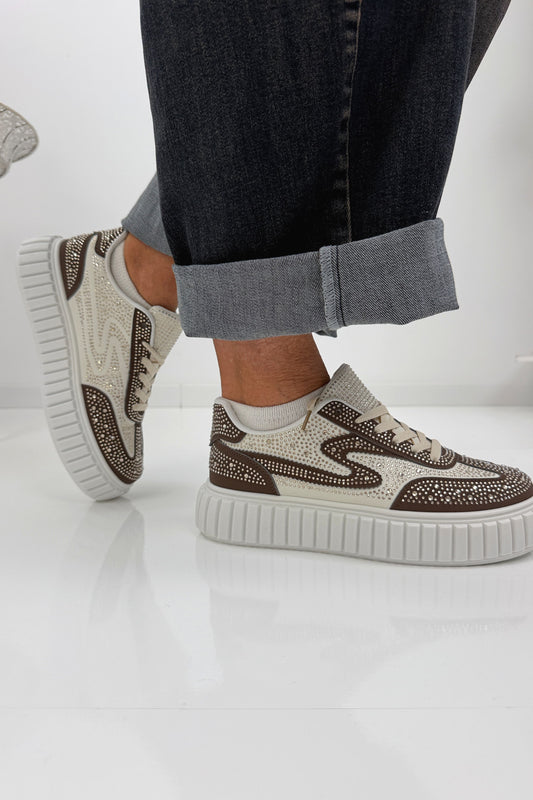 Moderne Sneaker in Weiß Braun mit funkelnden Glitzersteinen