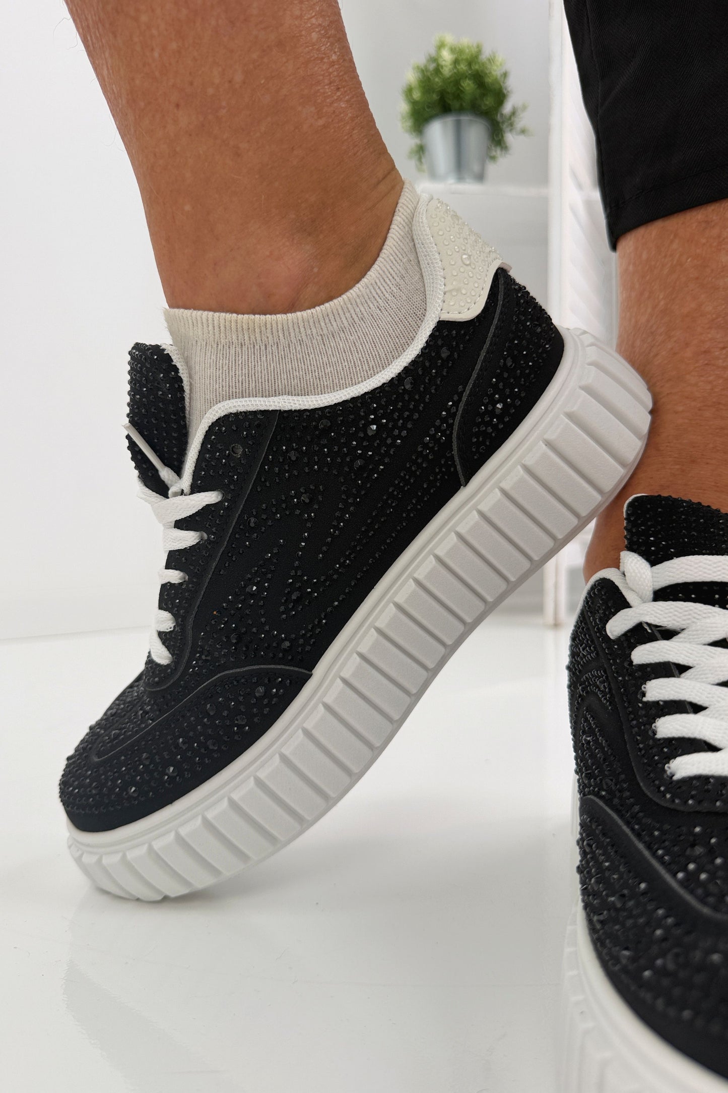 42 Moderne Sneaker in Weiß Schwarz mit funkelnden Glitzersteinen