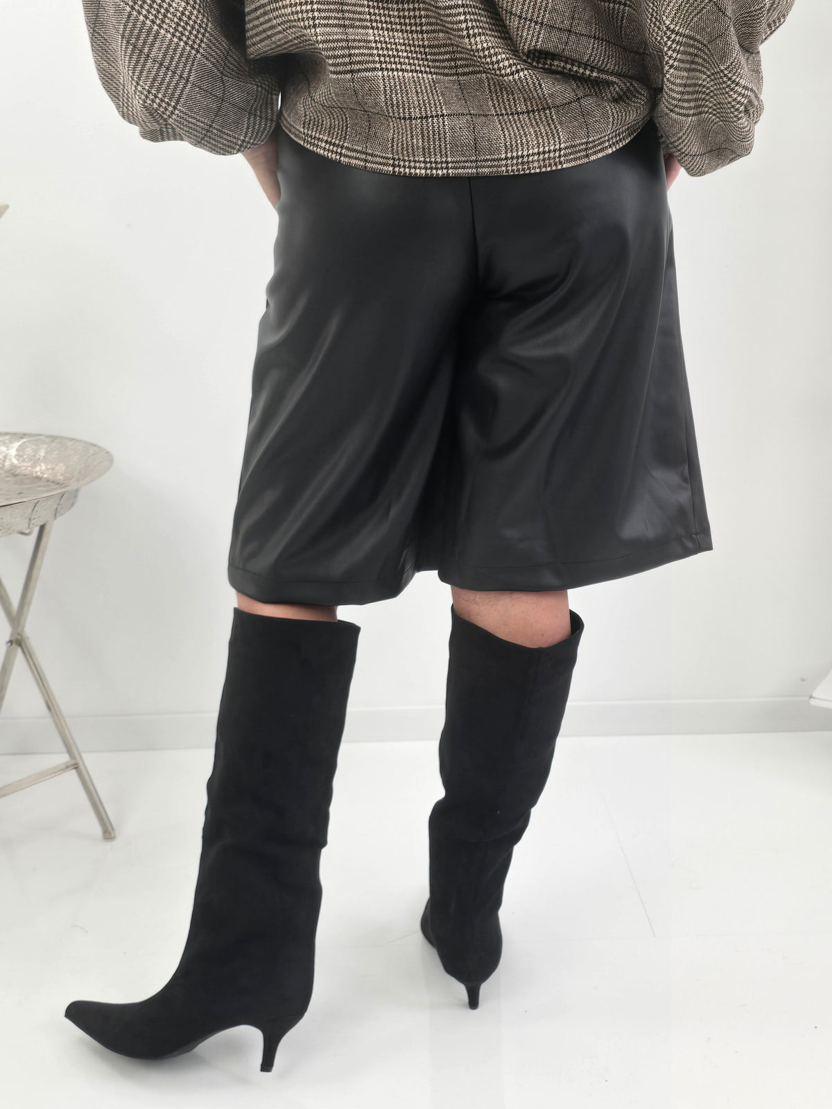 Lässige Bermuda in klassischem Schwarz (38-42)