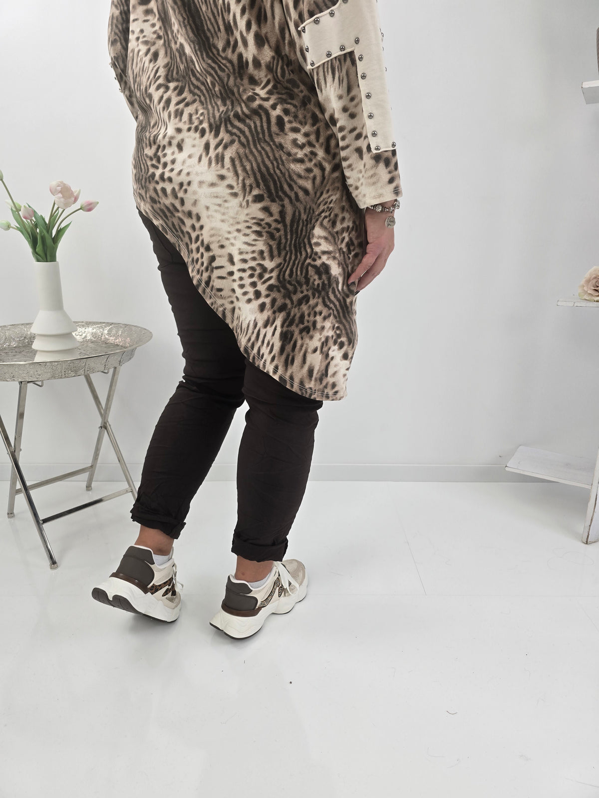Ausgefallenes Shirt in Beige-Braun mit markantem Tigermuster (42-44)