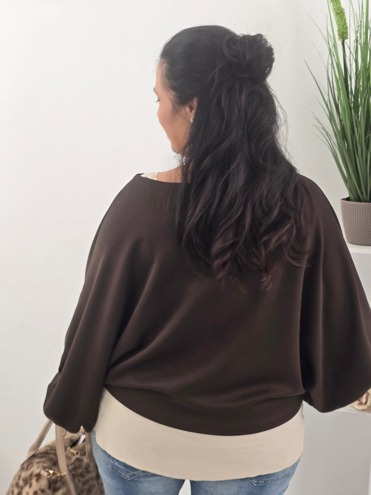 Lässiges Sweatshirt in warmem Schoko mit femininem U-Boot-Ausschnitt (36-42+)