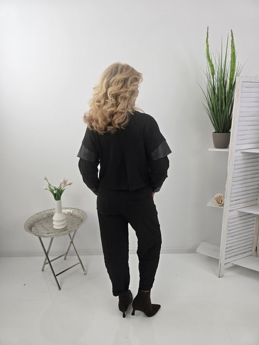 Moderne Jacke in klassischem Schwarz mit besonderem Materialmix (38-42+)
