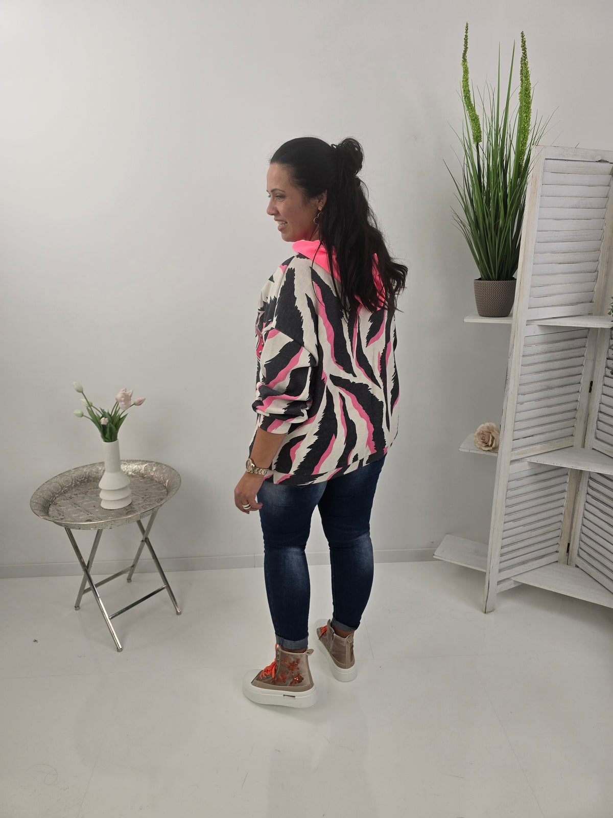 Auffälliges Sweatshirt in Grau mit leuchtenden Neon-Pink-Akzenten (38-44)