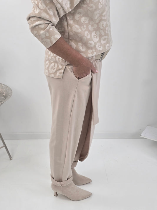 Lässige Hose in Beige mit besonderem Überwurf (38-42+)