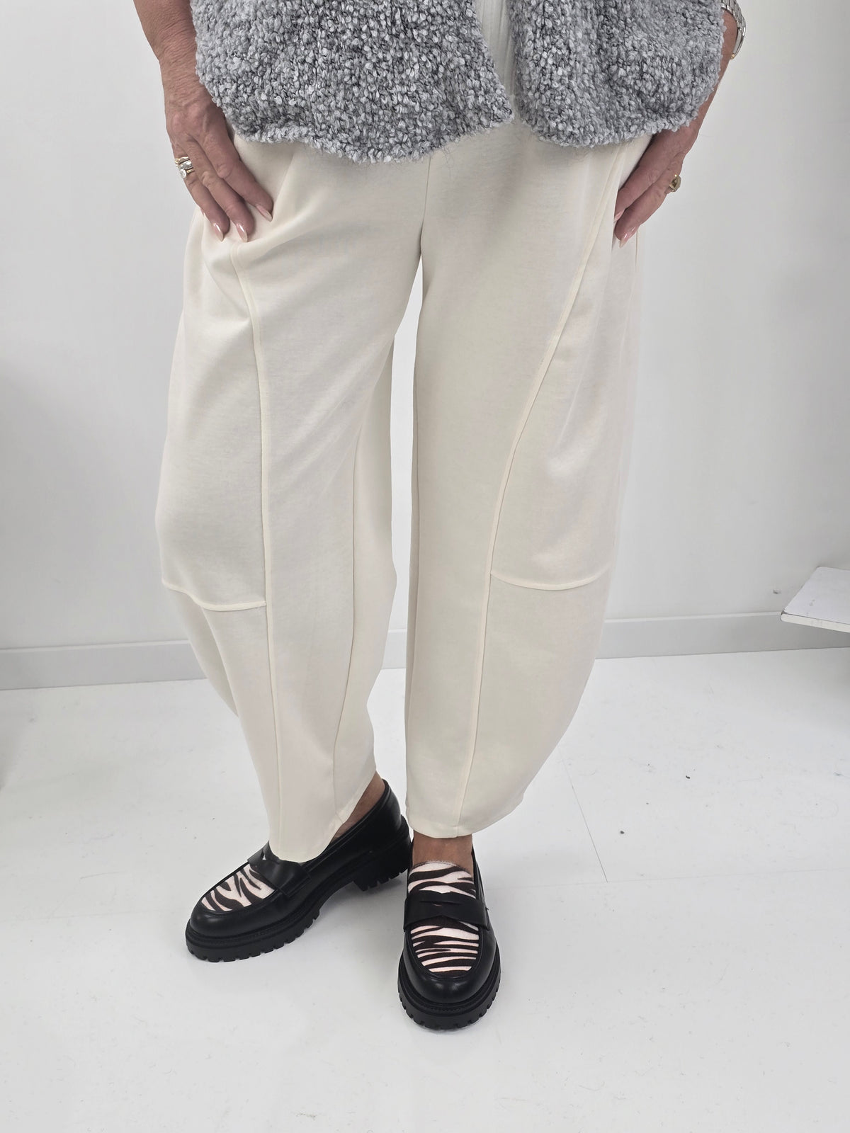 Lässige Hose in zeitlosem Ecru mit weiter, bequemer Form (38-42+)