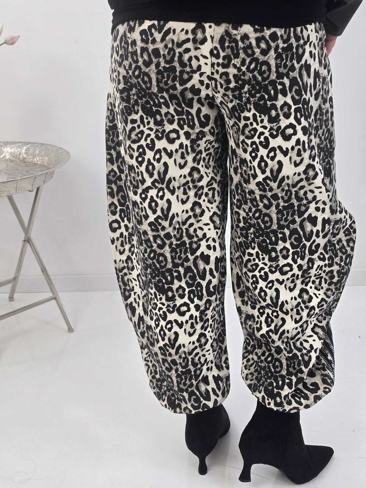 Ausgefallene Hose in Leo-Schwarz mit moderner Barrel-Form (L:38, XL:40; XXL: 42-44)