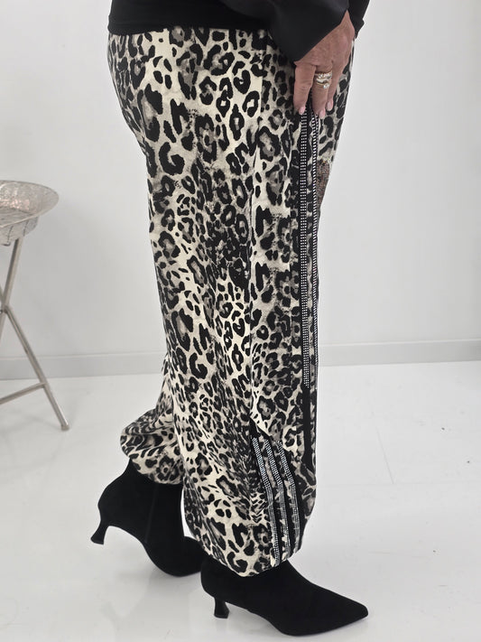 Ausgefallene Hose in Leo-Schwarz mit moderner Barrel-Form (L:38, XL:40; XXL: 42-44)
