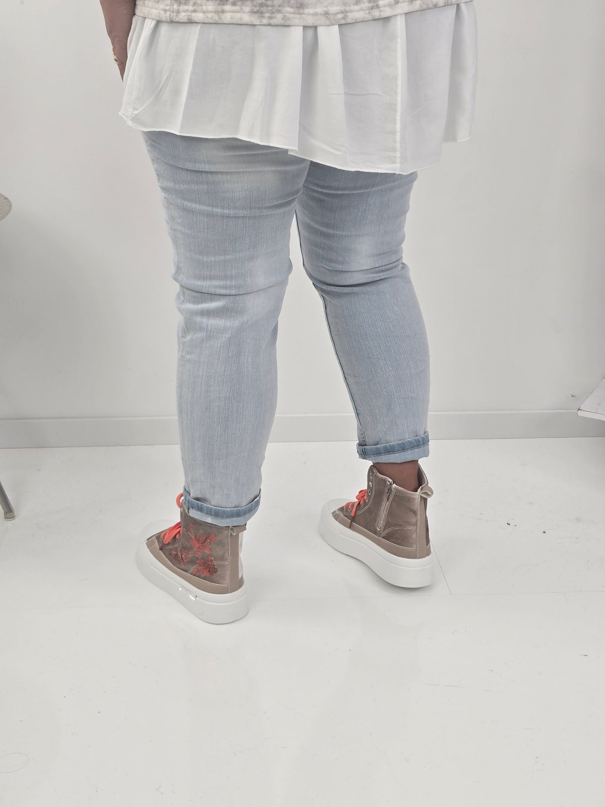 Lässige Jeans in Light Blue mit angesagter Used-Optik (M:38, L:40,XL:42/44)