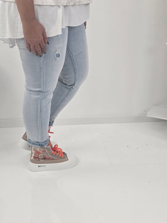 Lässige Jeans in Light Blue mit angesagter Used-Optik (M:38, L:40,XL:42/44)