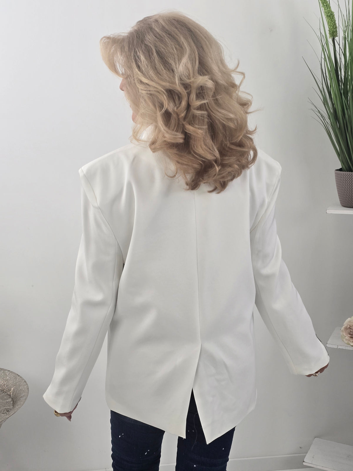 Moderner Blazer in elegantem Off-White mit markanten Details (M:38-42, L: 44)