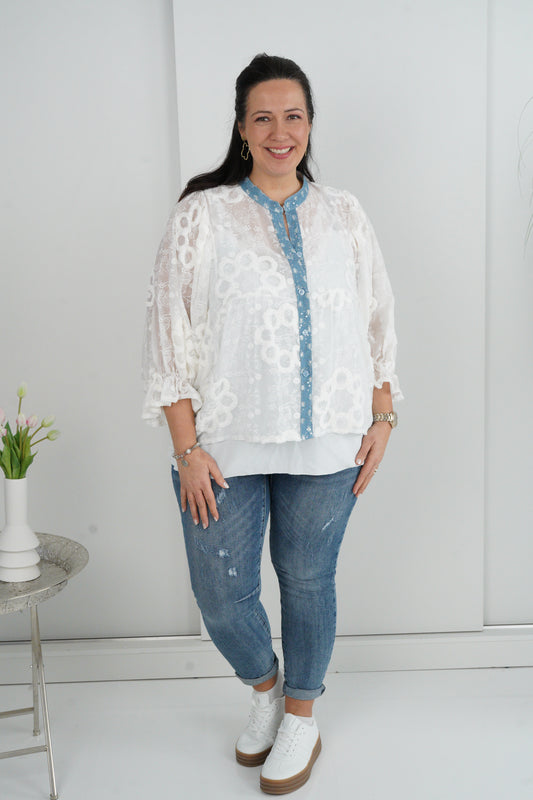 Bluse in Weiß mit Jeans (38-44)