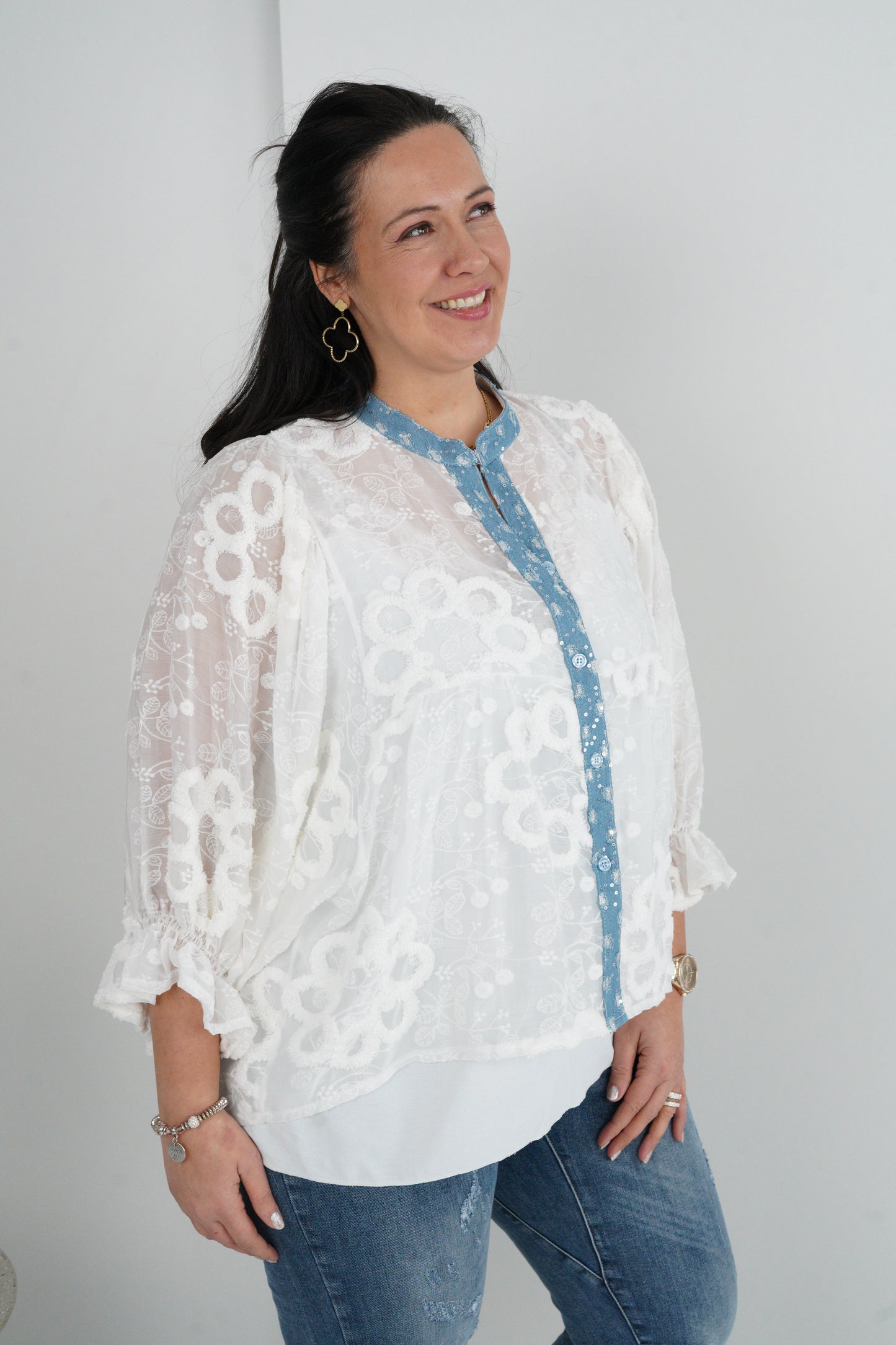 Bluse in Weiß mit Jeans (38-44)
