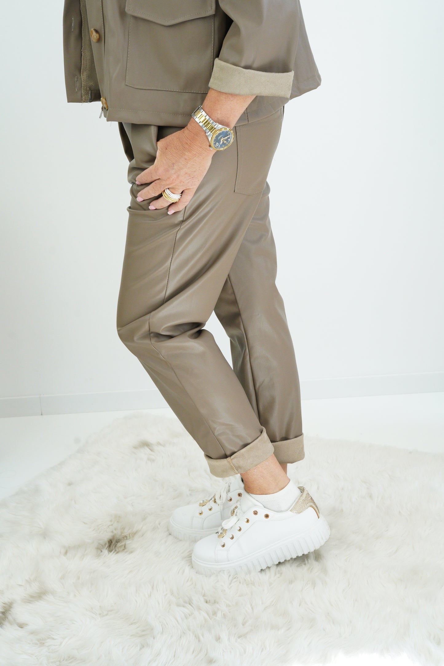 Kunstleder Joggpant in Taupe (38-42+)