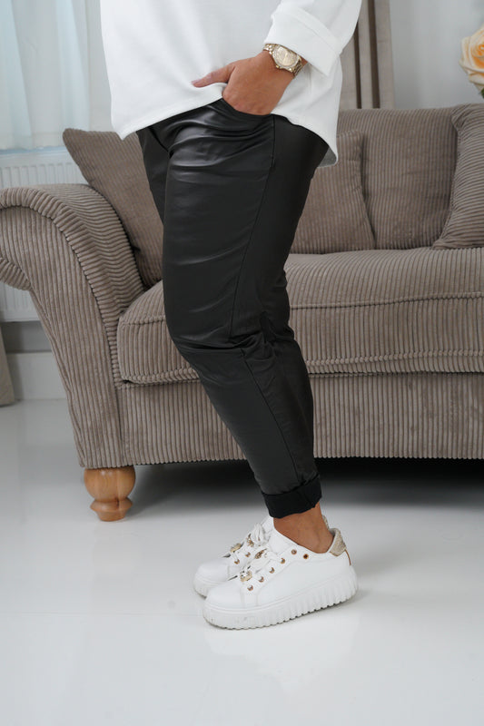 Lederimitat Joggpant in Schwarz (42-46)