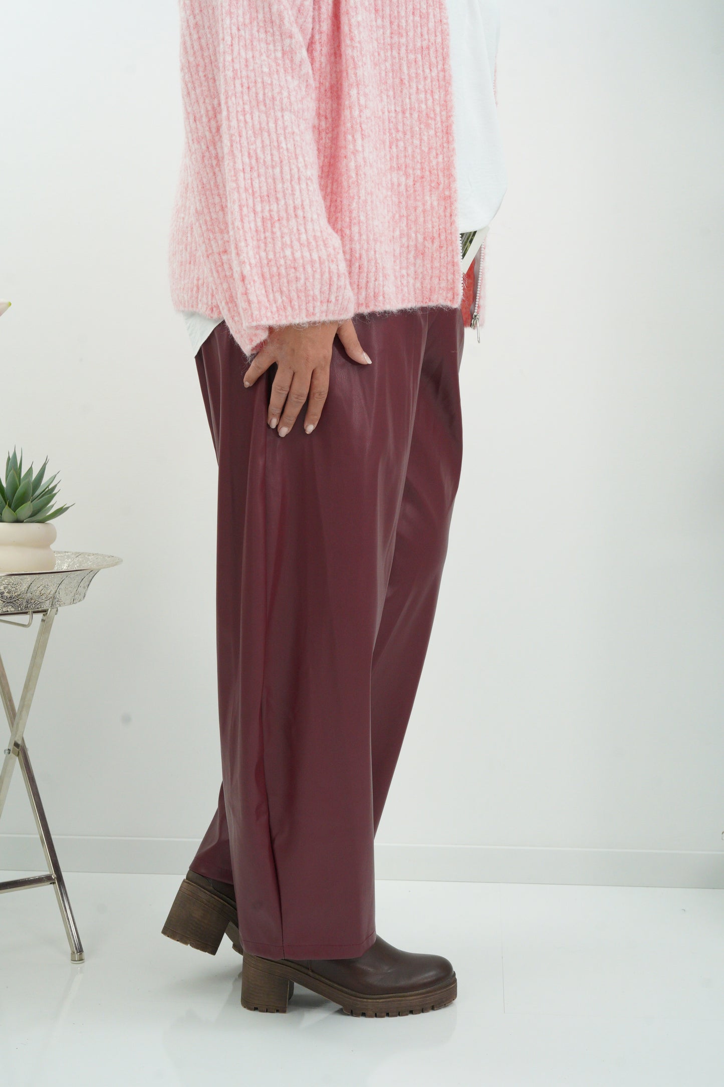Edle Hose in Bordeaux mit Lederoptik (42-46+)