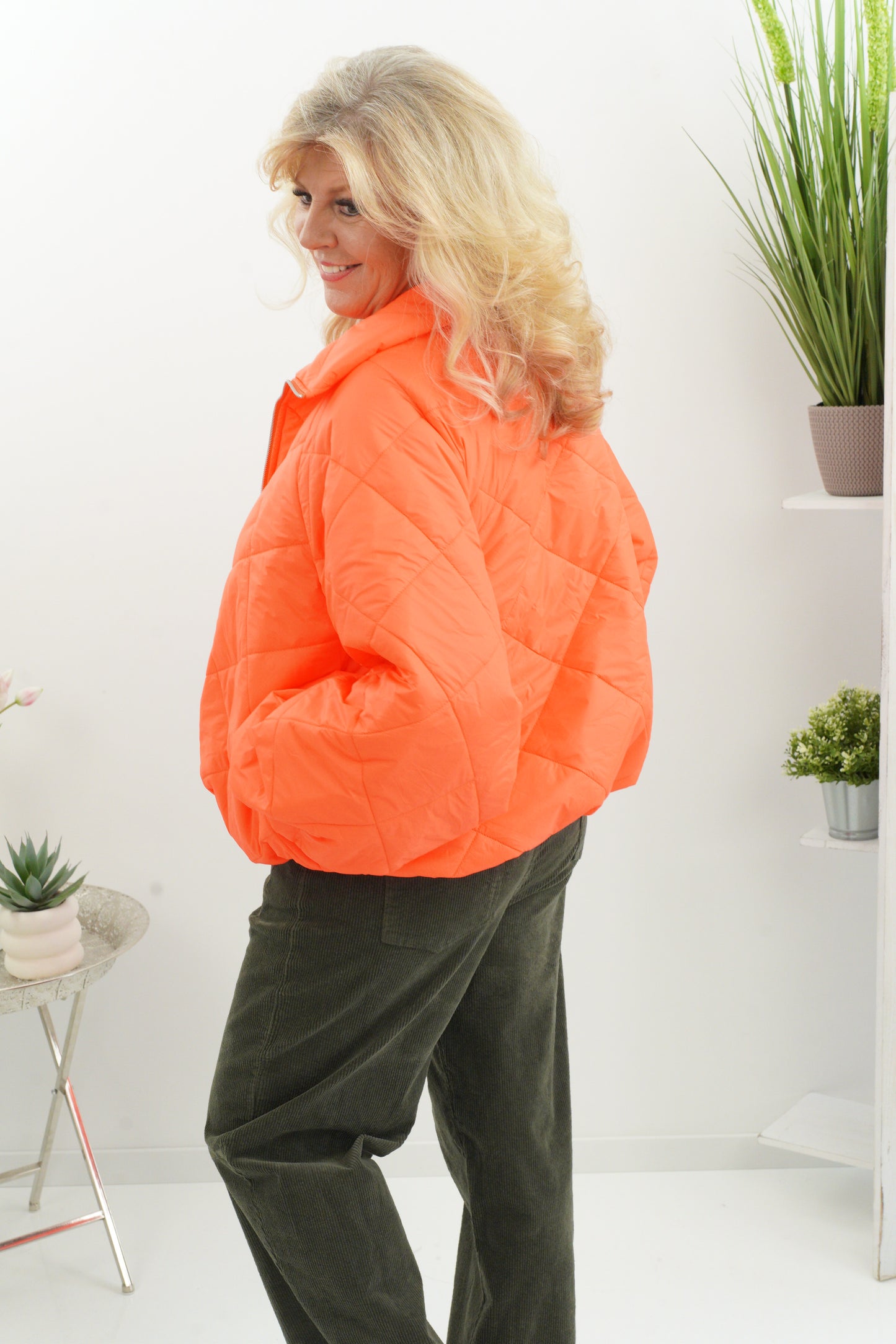 Auffällige Steppjacke in leuchtendem Neon-Orange (38-42+)