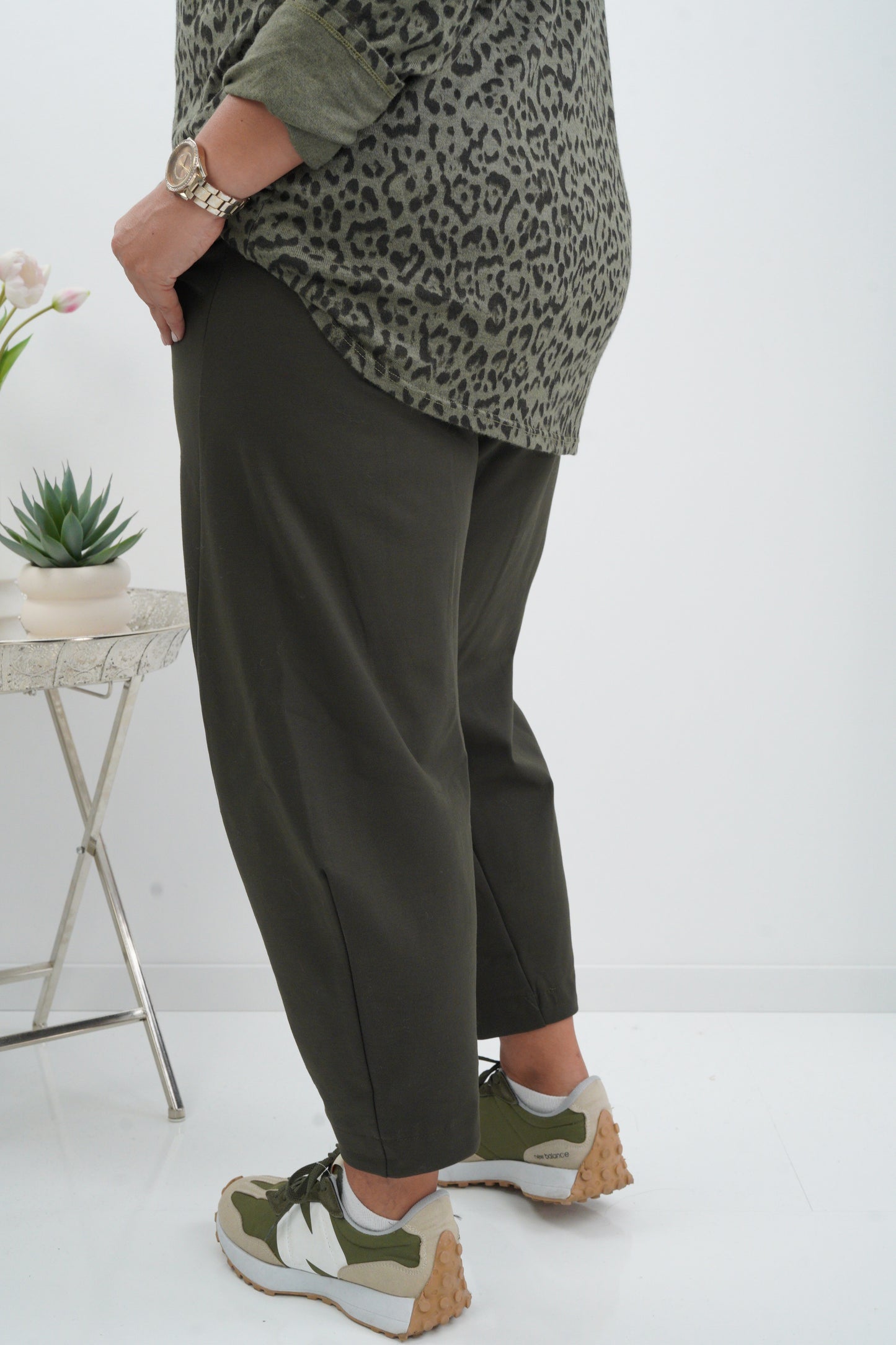 Trendige Hose in Khaki mit leichter Barrel-Form (40-44)