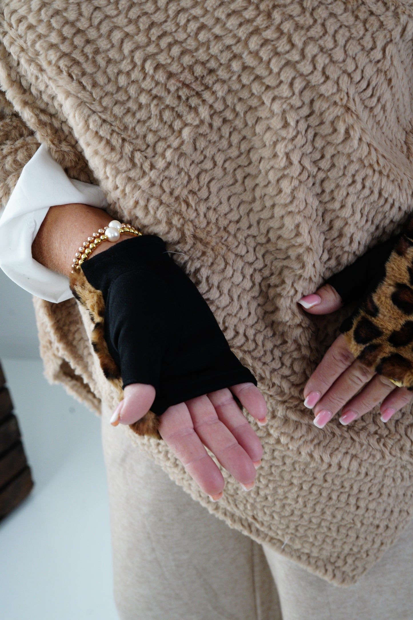 Kurze Handstulpen in Leo-Braun