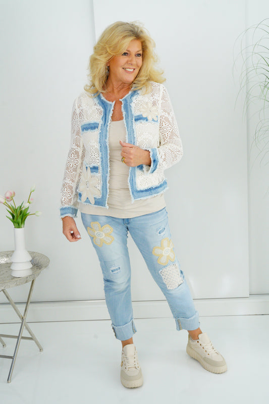 Häkel-Jacke in Ecru mit Jeans (36-42)