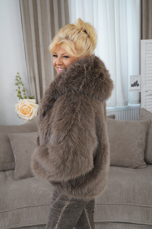 Webpelz-Jacke in Taupe (40-42+)