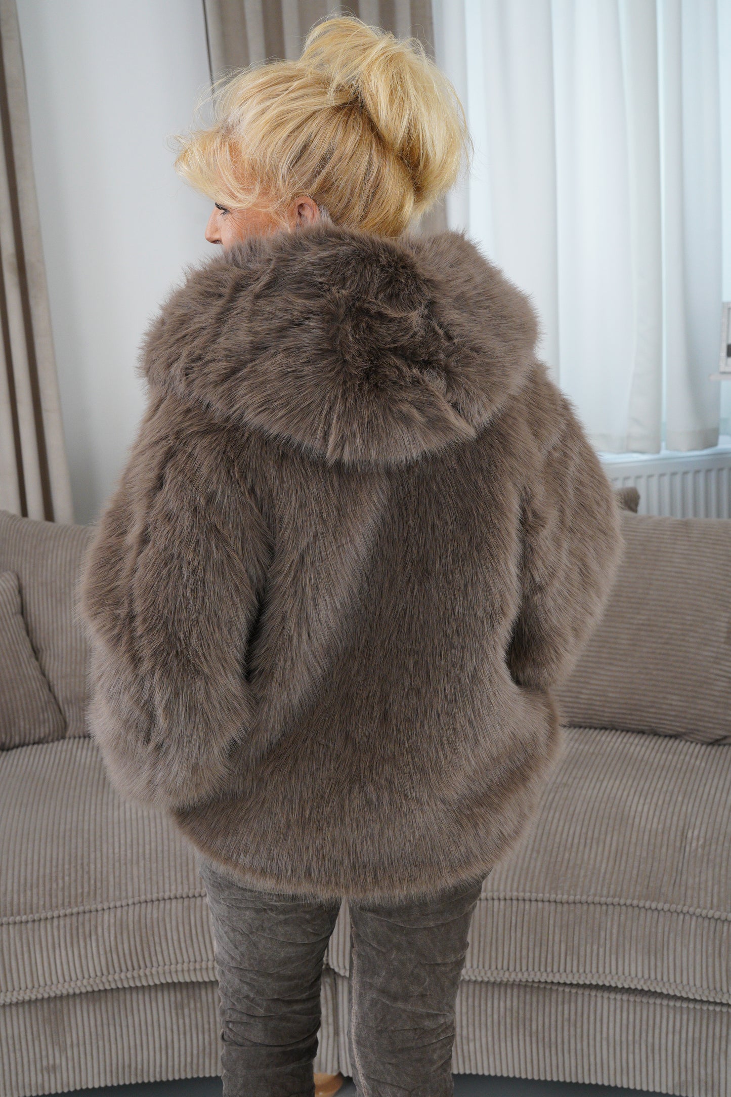 Webpelz-Jacke in Taupe (40-42+)