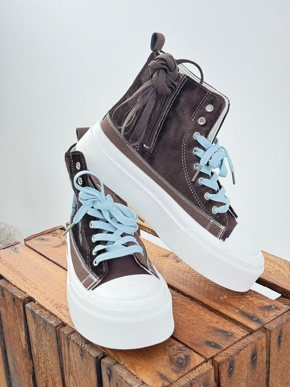 Moderner Sneaker in Braun-Hellblau mit besonderem Materialmix (36,37,38,39,40,41)