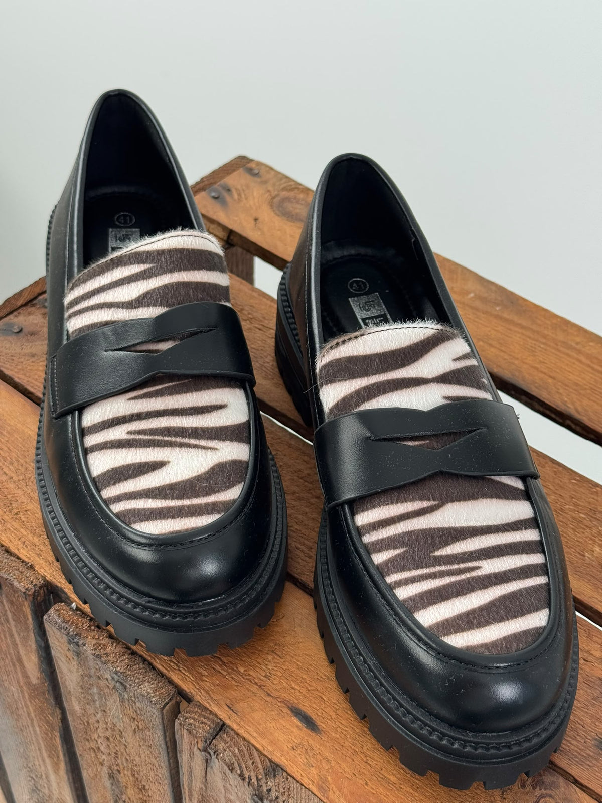 Moderner Loafer in Schwarz mit auffälligem Zebra-Detail (36,37,38,39,40,41)