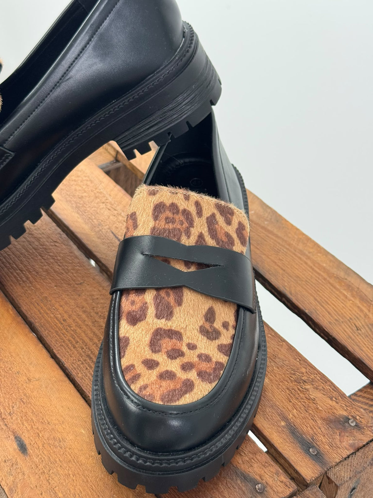 Moderner Loafer in Schwarz mit auffälligem Leopard-Detail (36,37,38,39,40,41)