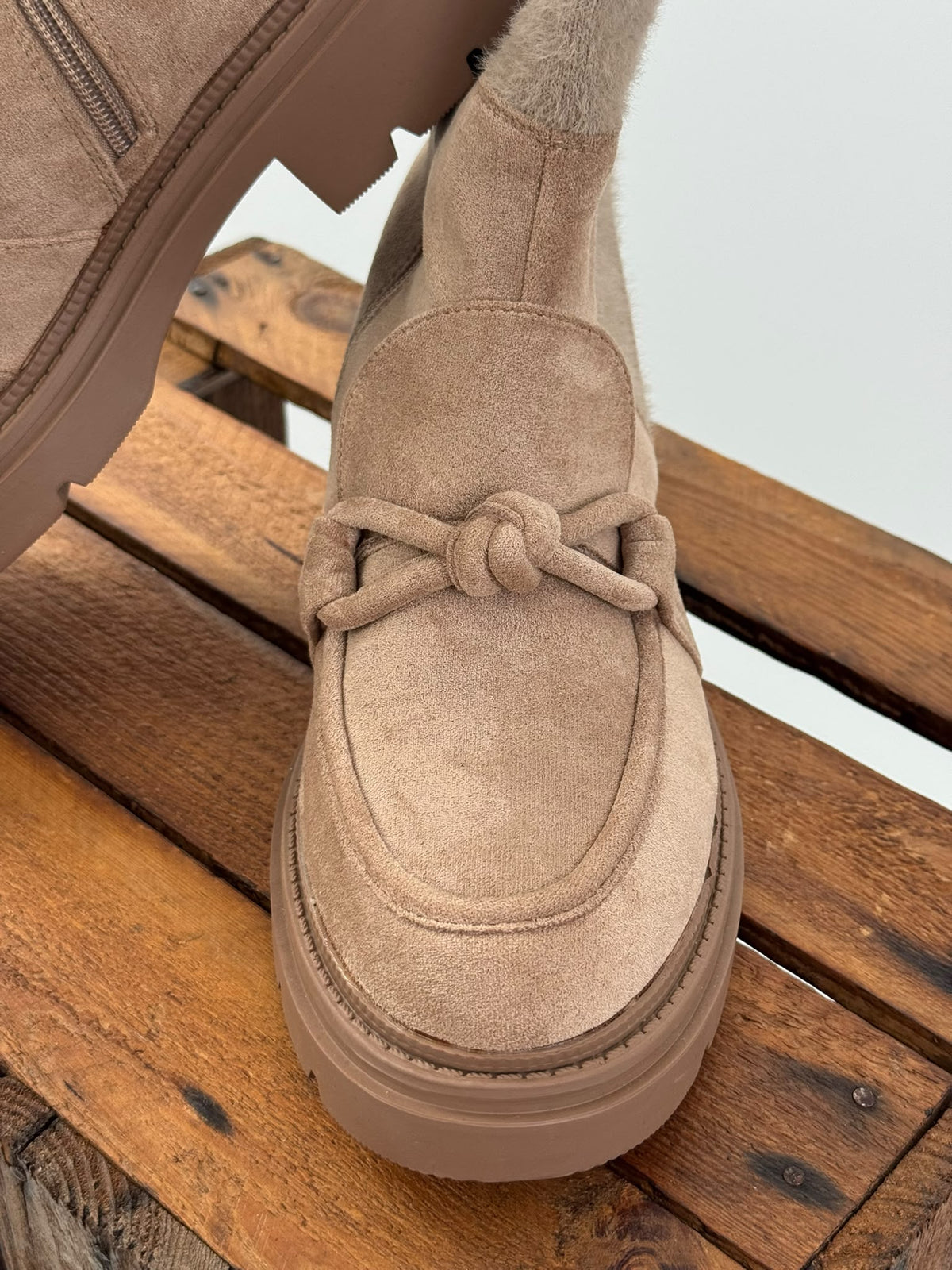 Moderner Booty in zeitlosem Beige mit stilvollen Details (36,37,38,39,40,41)