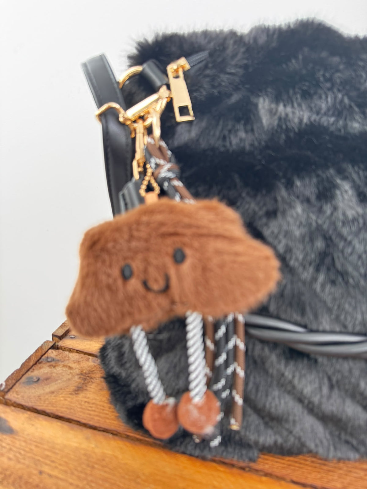 Stilvolle Kunstfelltasche in Schwarz mit flauschiger Optik