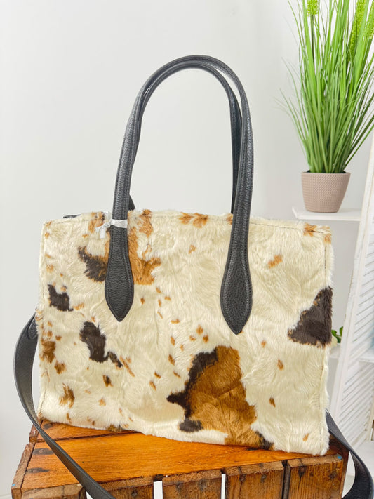 Stilvolle Tasche in Schwarz, Braun und Beige mit markanter Kuhfelloptik