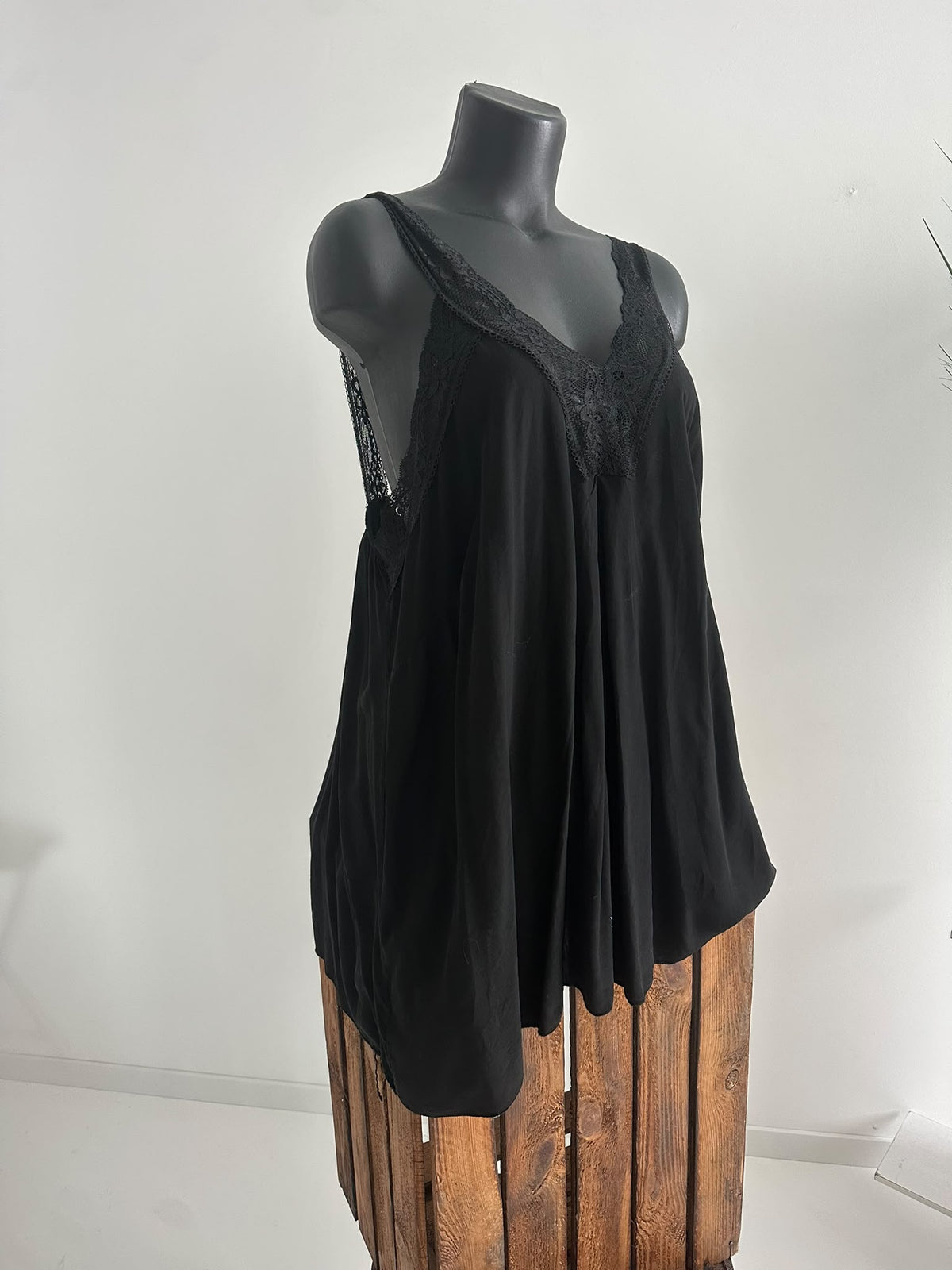 Feminines Top in Schwarz mit eleganten Spitzendetails (42-46)