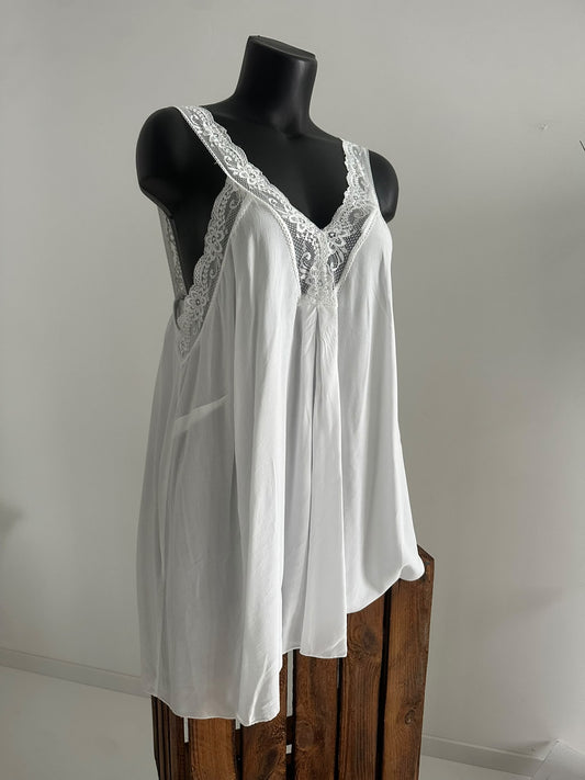 Feminines Top in klassischem Weiß mit eleganten Spitzendetails (42-46)
