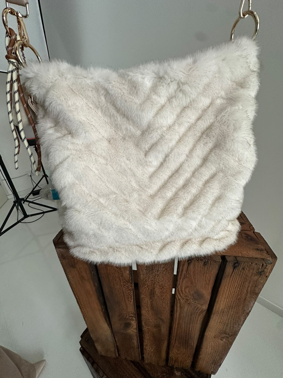Stilvolle Kunstfelltasche in Creme mit flauschiger Optik