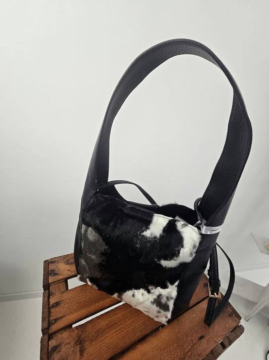 Ausgefallene Tasche in Schwarz, Grau und Weiß mit markanter Kuhfelloptik