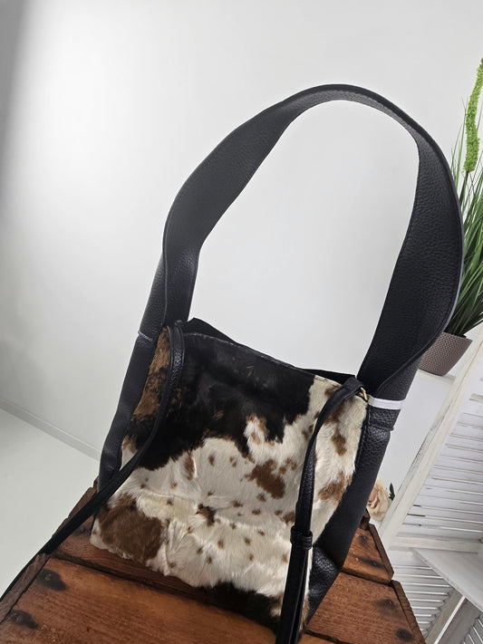 Ausgefallene Tasche in Schwarz, Beige, Braun und Weiß mit markanter Kuhfelloptik