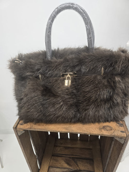 Mittlere Tasche in Dunkelbraun mit kuscheliger Kunstfelloptik