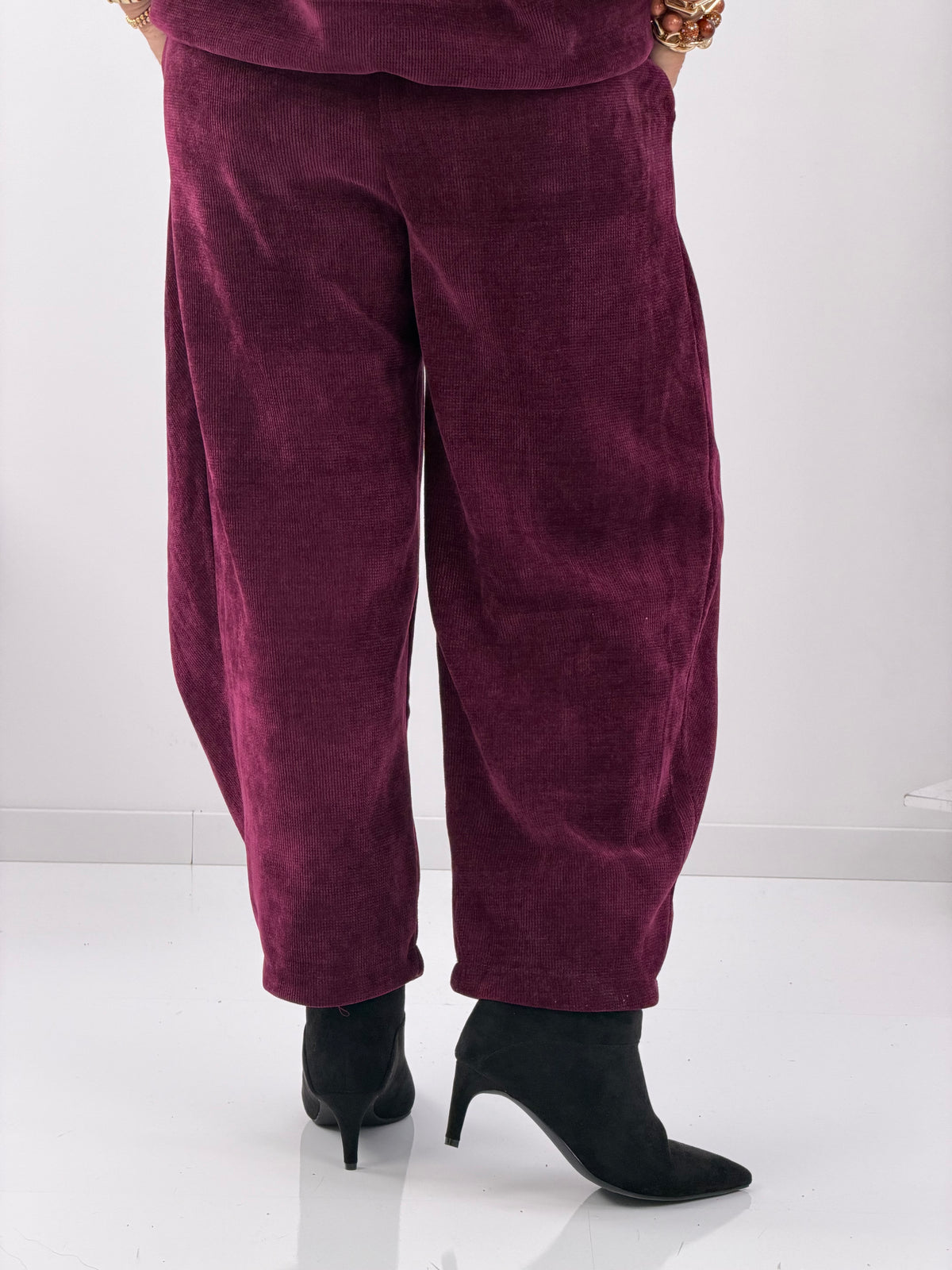 Hose in Bordeaux mit bequemem Gummizugbund und lässigem Überwurfdetail (38-42)