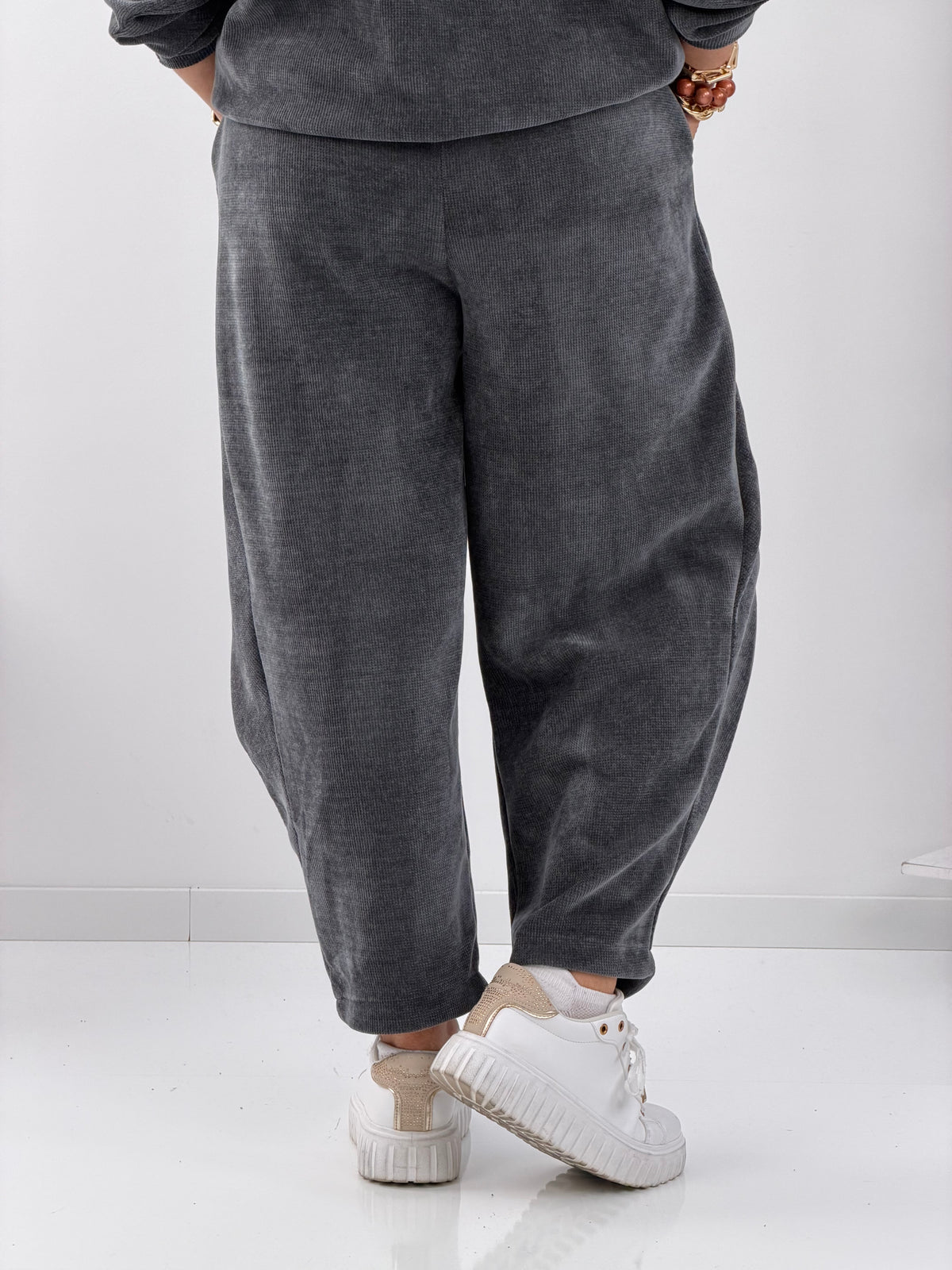 Graue Hose mit bequemem Gummizugbund und lässigem Überwurfdetail (38-42)