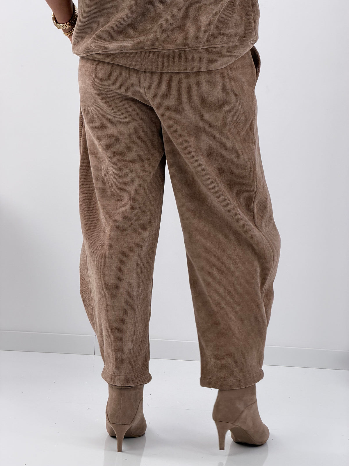 Hose in Camel mit bequemem Gummizugbund und lässigem Überwurfdetail (38-42)