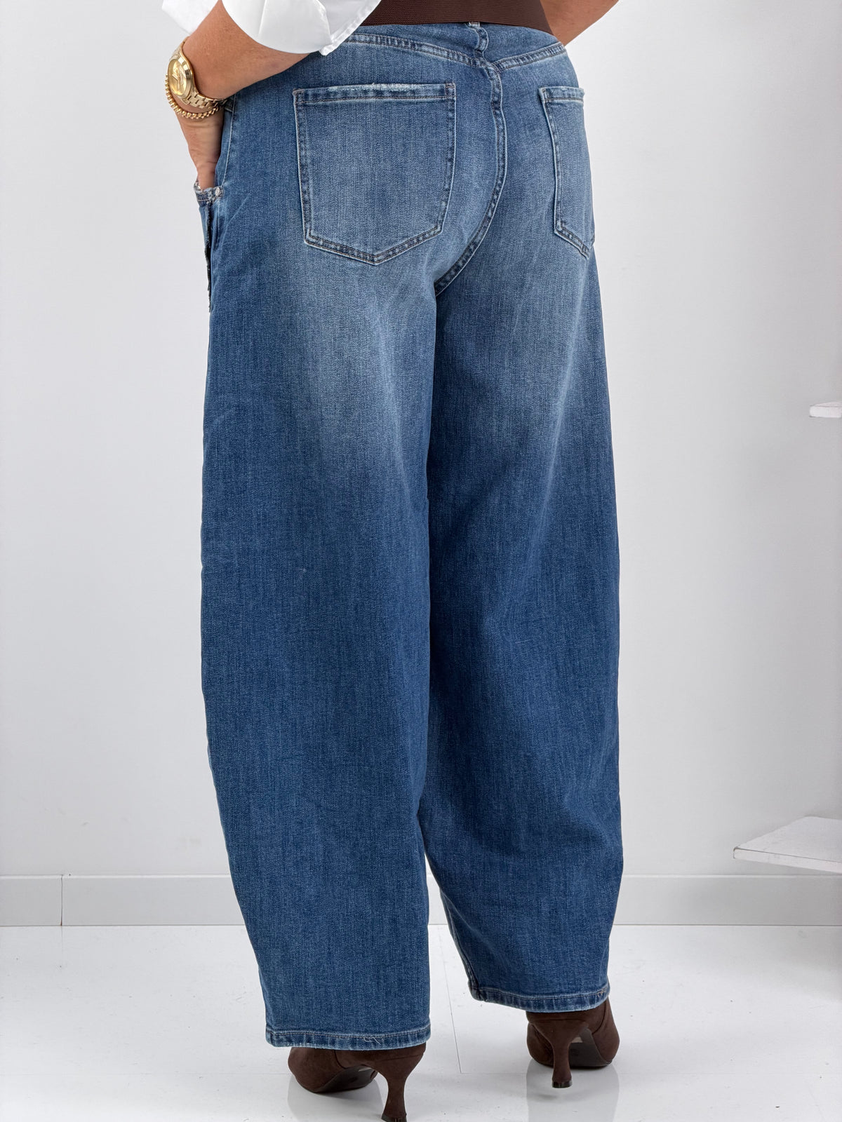 Jeans in modernem Middleblue mit markanter Barrelform (S,M,L,XL)