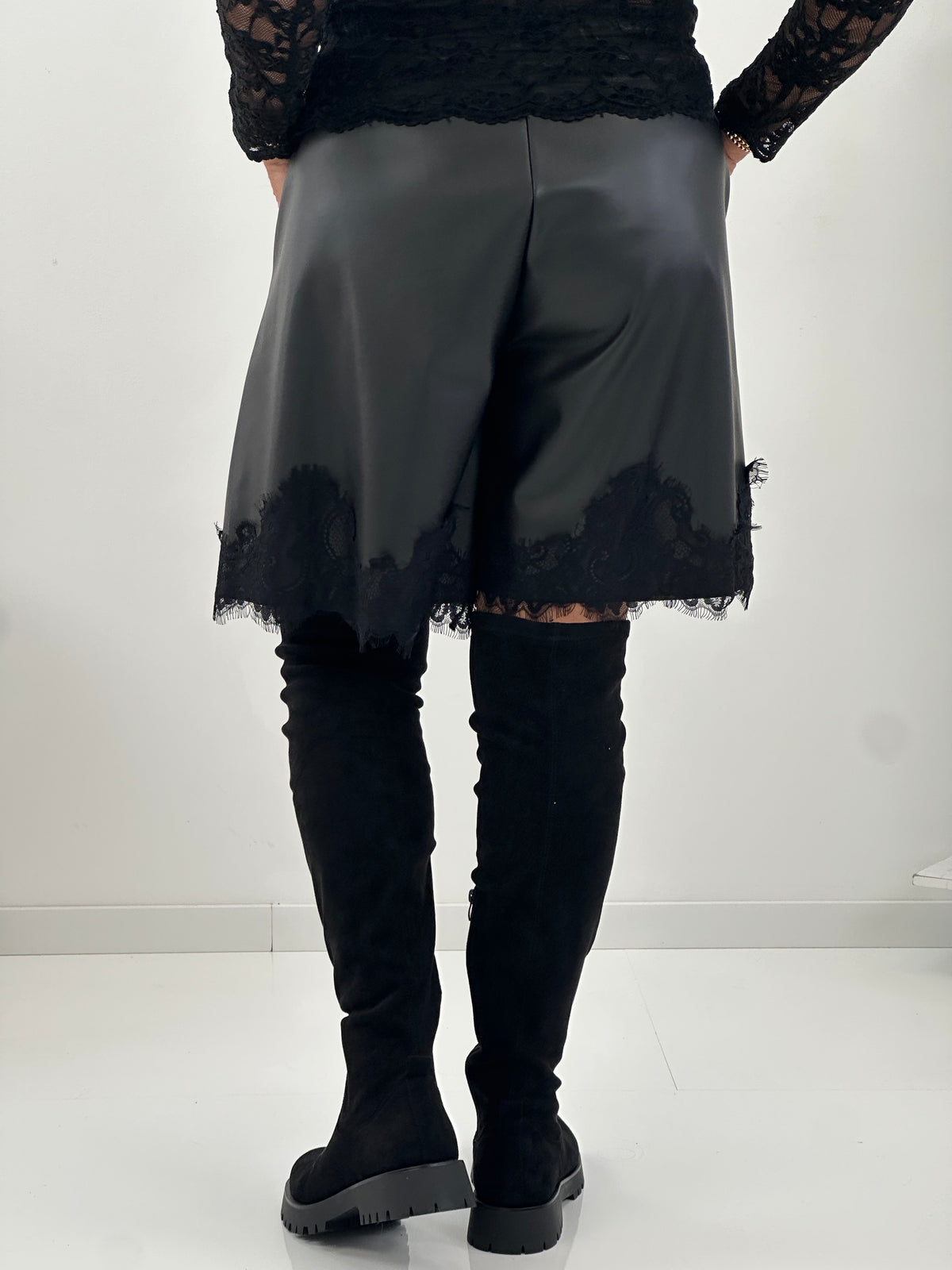 Schwarze Kunstleder-Bermuda mit besonderem Spitzen-Detail (38-42)
