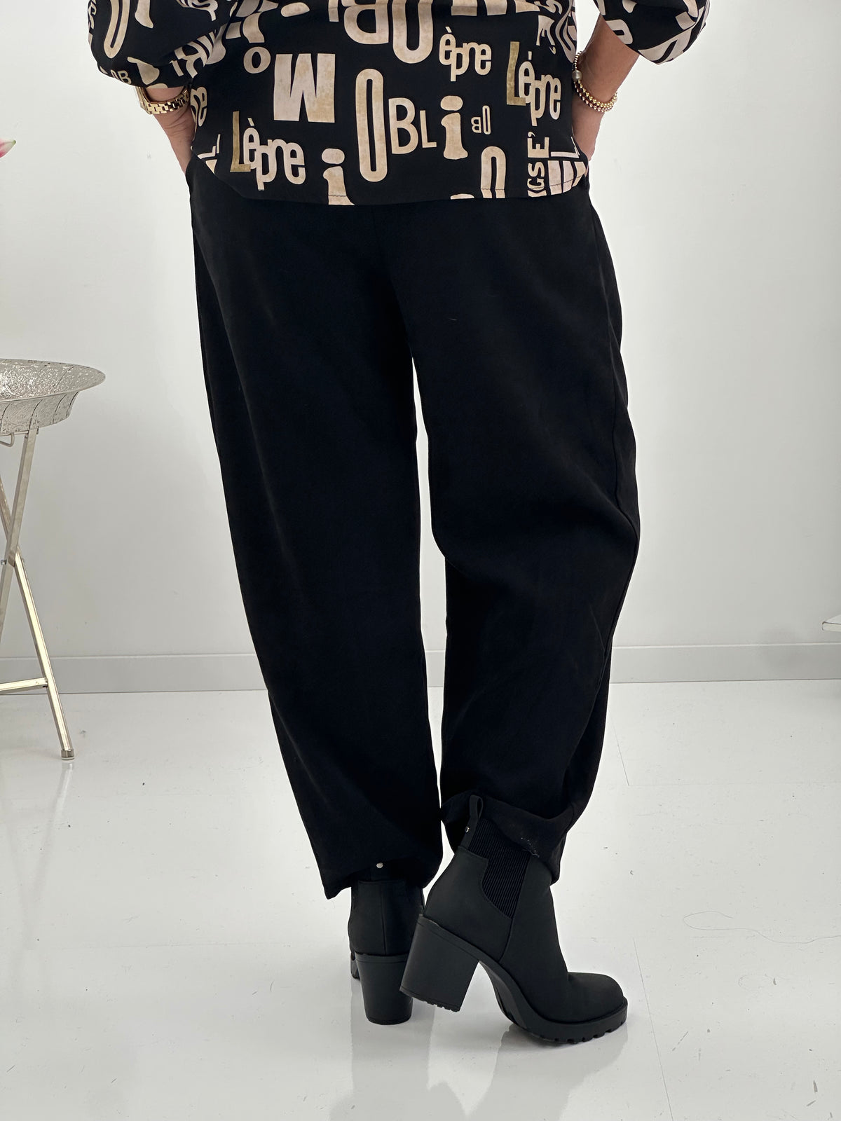 Elegante Hose in einem modernen Schwarz Ton (38-42/44)