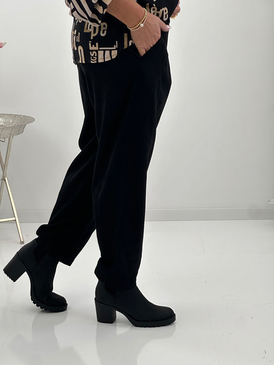 Elegante Hose in einem modernen Schwarz Ton (38-42/44)