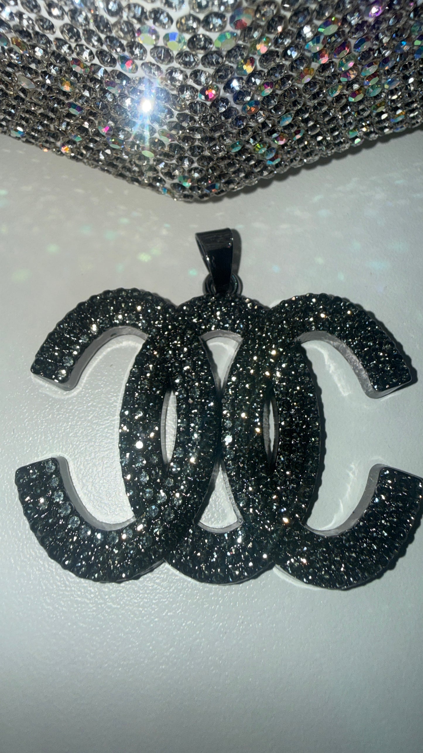 Kettenanhänger in Schwarz-Strass