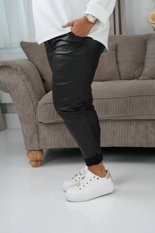 Lederimitat Joggpant in Schwarz (42-46)