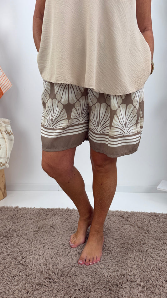Shorts in Beige-Creme